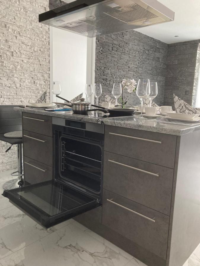 Swiss Luxury Apartment Mosonmagyaróvár Esterno foto